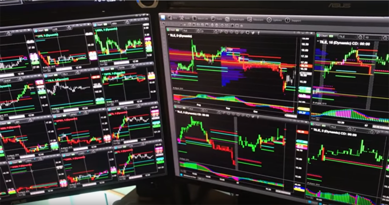 Écrans affichant des données sur le marché boursier.